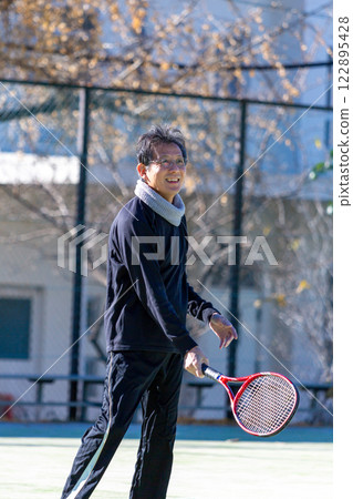 Middle men playing tennis 122895428