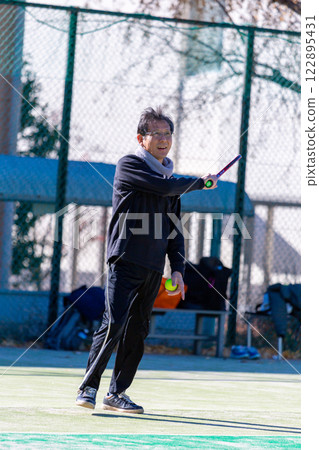 打網球的中間人 122895431