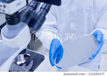 工程師檢查矽片 122895477