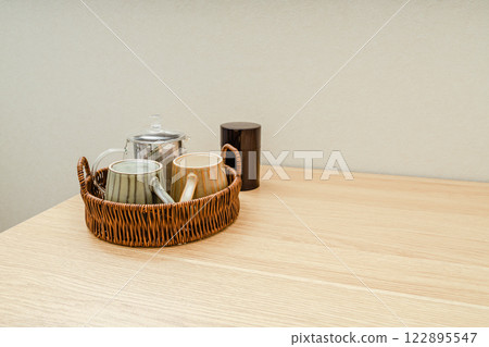 桌子角落的茶具 桌子角落的茶具 122895547