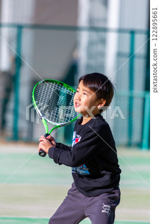 男孩打網球，幼兒 122895661