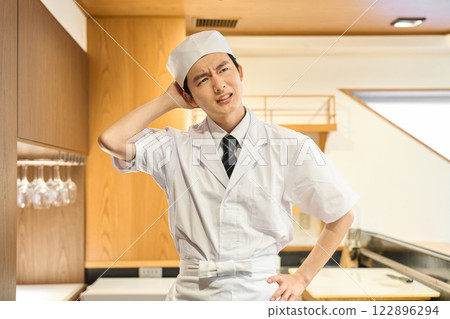 陷入困境的日本廚師 陷入困境的日本廚師 122896294