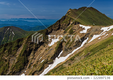 View of Kawatana mountain ridge, Manaita Dake and Mt. Fuji in the distance from the Tanigawa mountain range traverse route View of Kawatana mountain ridge, Manaita Dake and Mt. Fuji in the distance from the Tanigawa mountain range traverse route 122897136