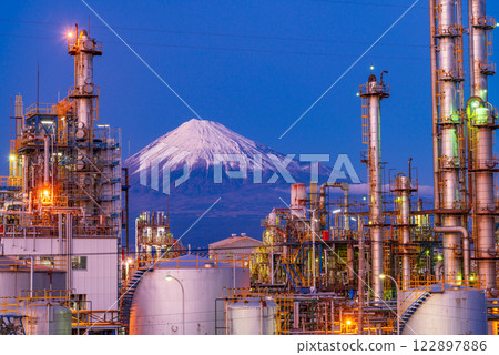 [Shizuoka Prefecture] Evening view of Mt. Fuji over the plant 122897886