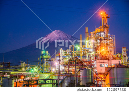 [Shizuoka Prefecture] Evening view of Mt. Fuji over the plant 122897888