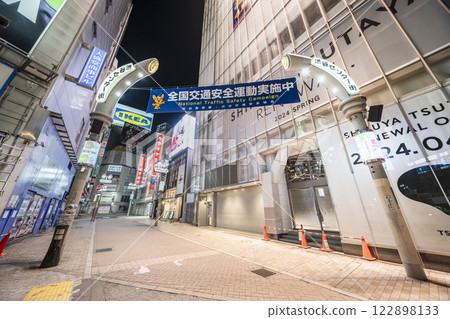 Shibuya Center-gai urban night view: An empty main street [Shibuya Ward, Tokyo] 122898133