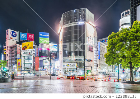 Urban night view in front of Shibuya Station: The empty Hachiko Square [Shibuya Ward, Tokyo] 122898135