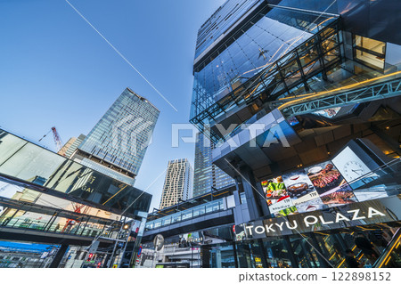 Evening city view of Shibuya Station South Exit and Shibuya Chuo-gai [Shibuya Ward, Tokyo] 122898152