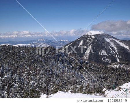 Mt. Tateshina in winter as seen from Mt. Kitayokodake Mt. Tateshina in winter as seen from Mt. Kitayokodake 122898249