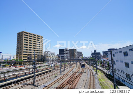 春日部站和公寓大樓 122898327