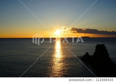 The sun rising from the sea 122898583