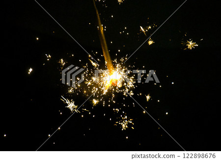 手持煙火劈啪作響，火花四濺 122898676