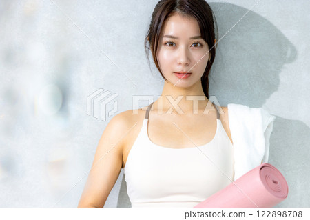 Woman training 122898708