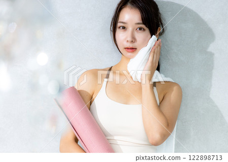 Woman training 122898713