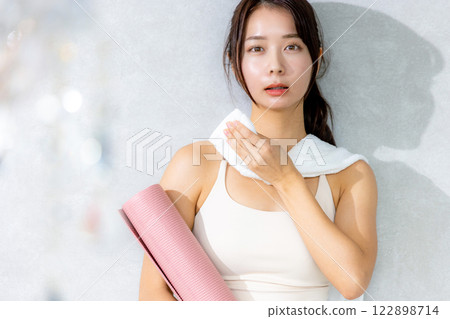 Woman training Woman training 122898714