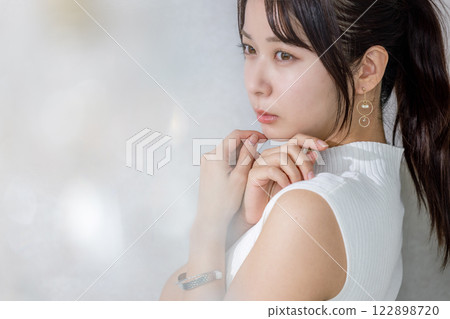 Young lady's portrait Young lady's portrait 122898720