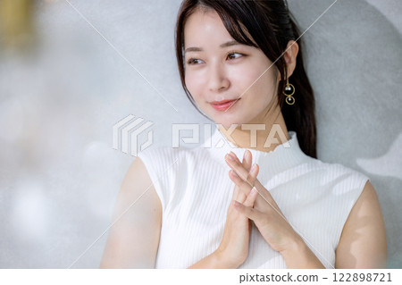 Young lady's portrait Young lady's portrait 122898721