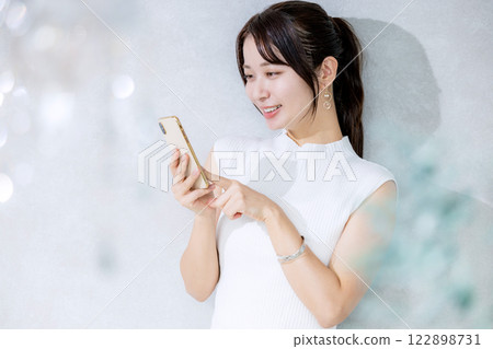 使用智慧型手機的女人 122898731