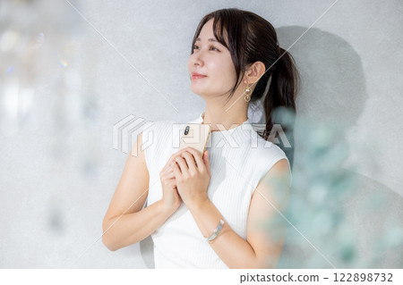 使用智慧型手機的女人 122898732