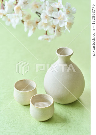 Image of sake and cherry blossom viewing 122898779