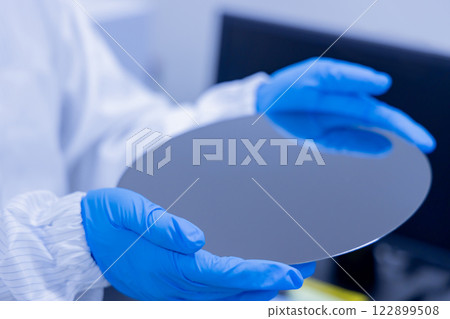 工程師檢查矽片 122899508
