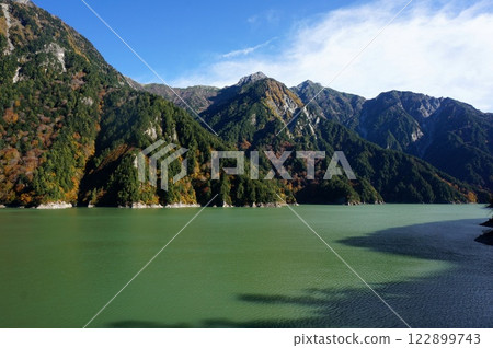 從富山縣黑部水壩的黑部湖欣賞須彌山的紅葉 從富山縣黑部水壩的黑部湖欣賞須彌山的紅葉 122899743