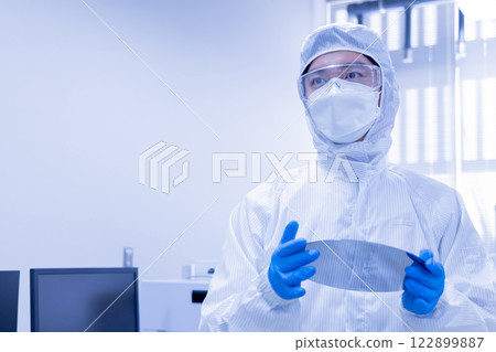 工程師檢查矽片 122899887