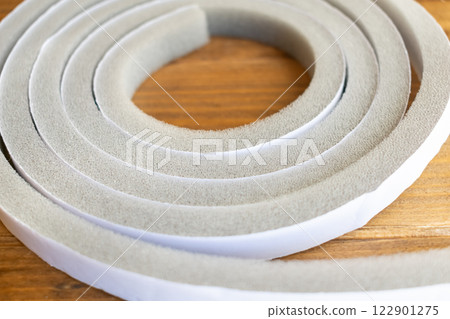 縫隙膠帶貼在木紋上,特寫 縫隙膠帶貼在木紋上,特寫 122901275