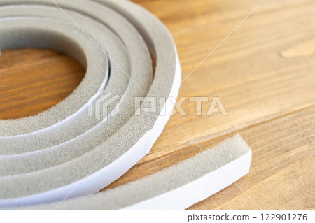 縫隙膠帶貼在木紋上，特寫 122901276