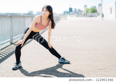 Outdoor fitness image of young woman 122901366