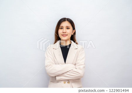 年輕的亞洲女性,職業企業家,穿著商務裝,看起來自信,白色背景 年輕的亞洲女性,職業企業家,穿著商務裝,看起來自信,白色背景 122901494