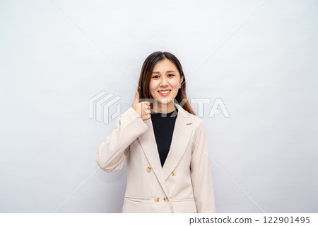 自信的女商人、積極的職業婦女、商業成功和活力的象徵 自信的女商人、積極的職業婦女、商業成功和活力的象徵 122901495