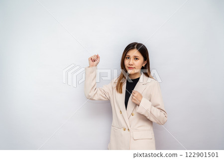 自信的女商人、積極主動的職業婦女、商業成功和活力的象徵 122901501