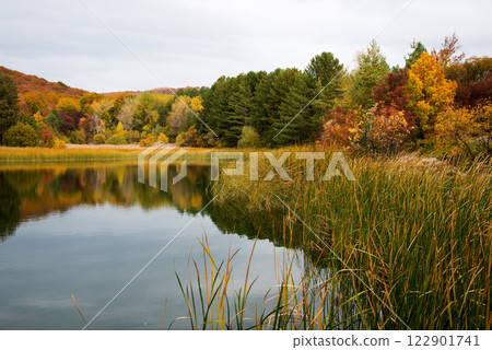 Peaceful and colorful autumn landscape with beautiful reflections in the lake. 122901741