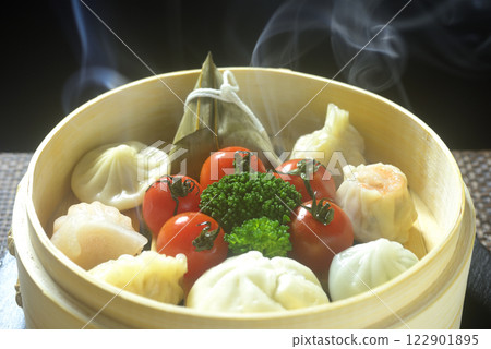 Steaming dim sum in a steamer 122901895