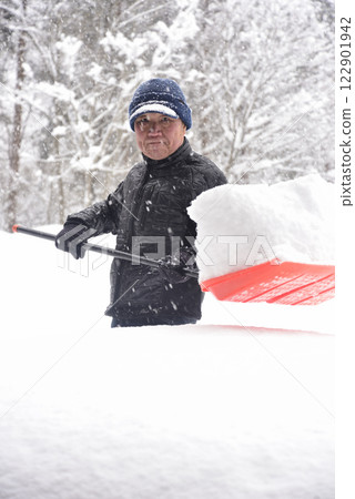 一位精力充沛的老人在鄉下清理積雪 122901942