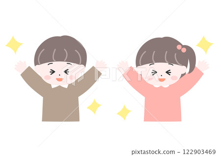 日本小男孩和小女孩舉起雙手慶祝 122903469