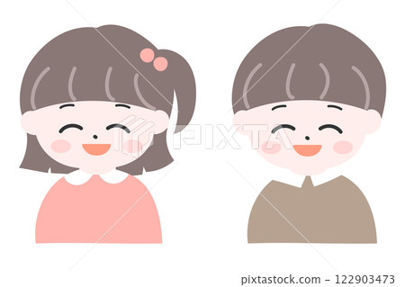 圖：小女孩和小男孩並肩站著，上身微笑 122903473