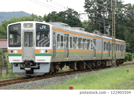 JR東海的213系列5000系列列車長期運行於飯田線。 JR東海的213系列5000系列列車長期運行於飯田線。 122903504