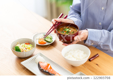 吃日式早餐的中年婦女的手 122903708