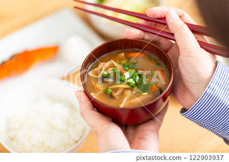 吃日式早餐的中年婦女的手 122903937