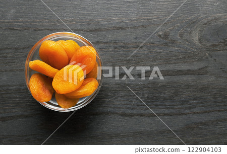 Dried apricots on a wooden background 122904103