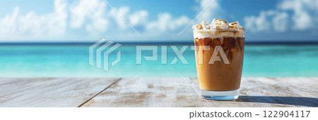 沙灘桌上的冰咖啡 AI 影像 122904117