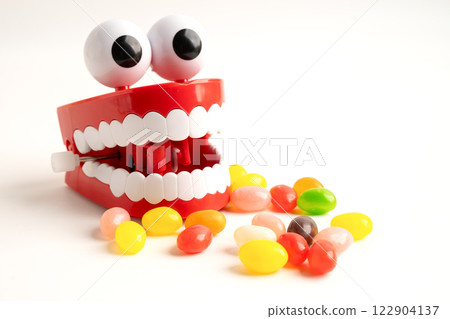 Sweet food and candy It cause tooth decay and root inflammation. Sweet food and candy It cause tooth decay and root inflammation. 122904137
