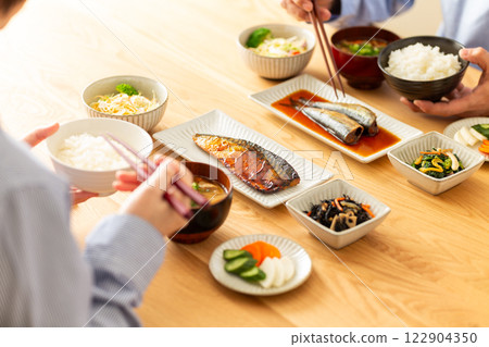 一對中年夫婦正在吃日式早餐 122904350