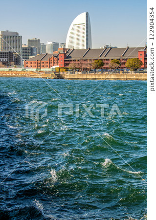 日本橫濱城市景觀：橫濱的天空被強風吹起的塵土染成棕色，山下公園前的海水拍打著巨浪（13日） 122904354