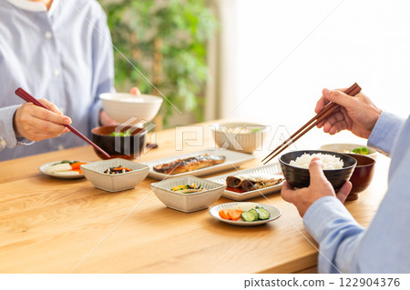 一對中年夫婦正在吃日式早餐 122904376