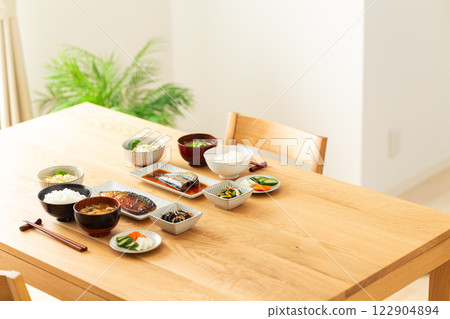 附日式早餐的餐桌 122904894