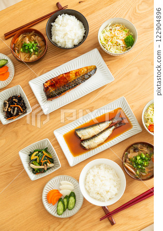 附日式早餐的餐桌 附日式早餐的餐桌 122904896