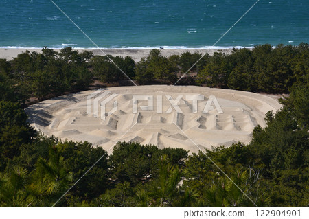 錢形沙畫1(香川縣觀音寺市琴引公園山頂的象關岩) 錢形沙畫1(香川縣觀音寺市琴引公園山頂的象關岩) 122904901